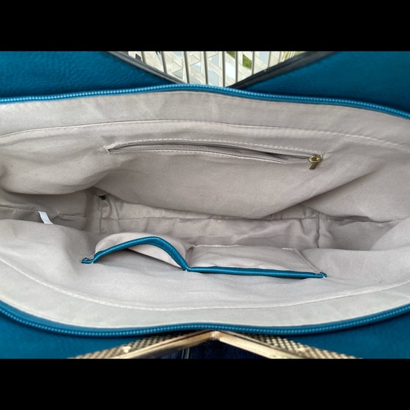 Gorgeous, deep blue tote with gold hardware - Picture 6 of 6